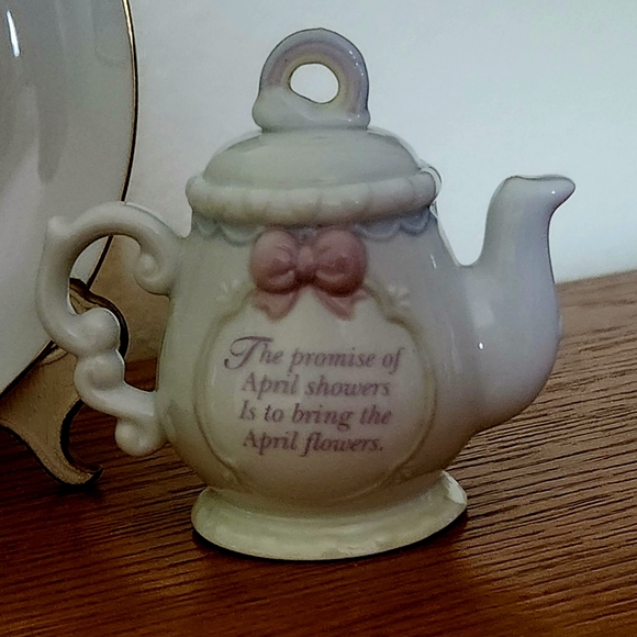 APRIL Precious Moments Birthday Month Vase Teapot Vase Set of 3 - Picture 6 of 8